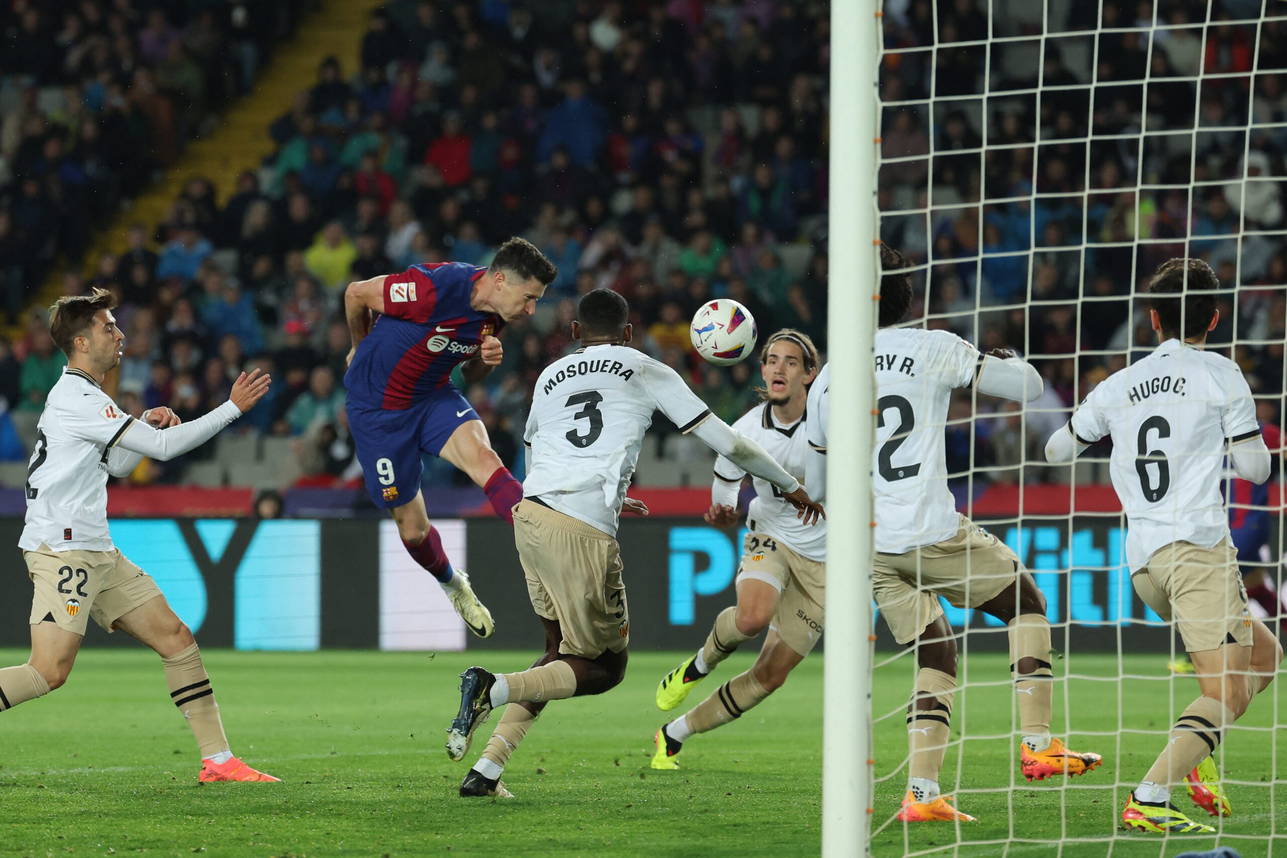 Barcelona venció al Valencia con triplete de Robert Lewandowski