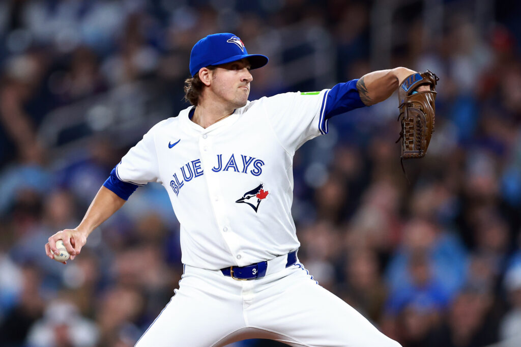 Kevin Gausmann de los Toronto Blue Jays lanzando contra los Colorado Rockies.