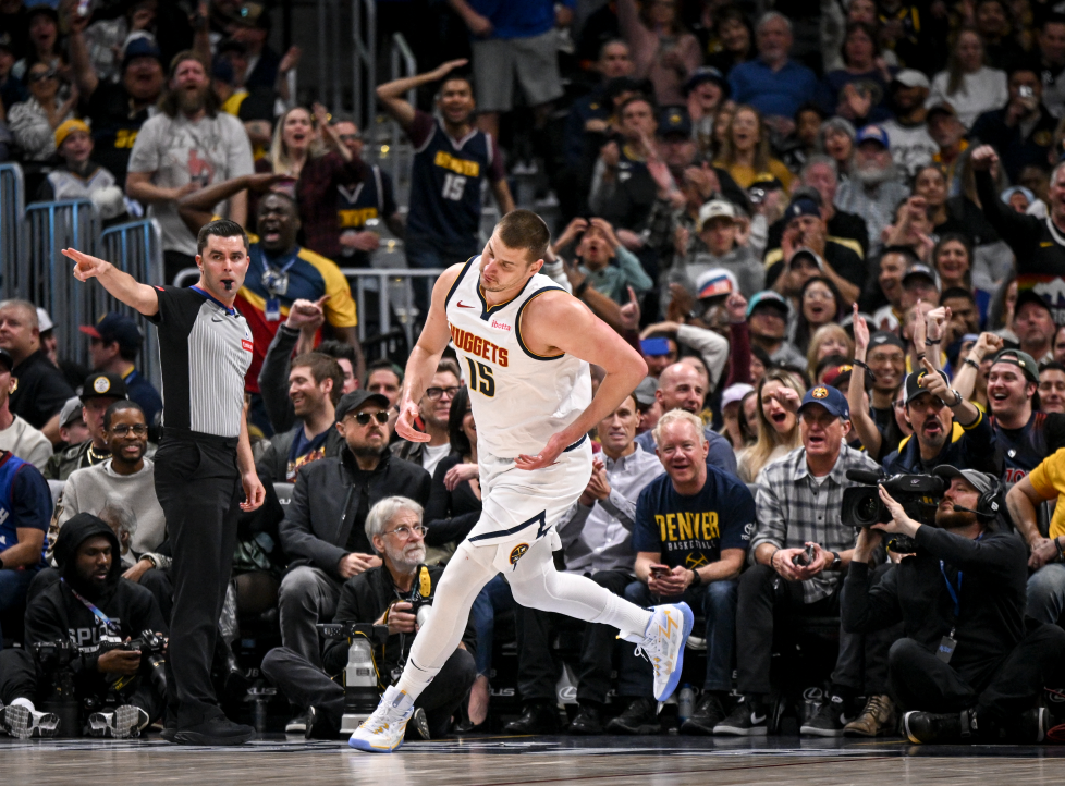 Nikola Jokic y Victor Wembanyama nos regalaron un verdadero mano a mano en búsqueda de la victoria anoche.