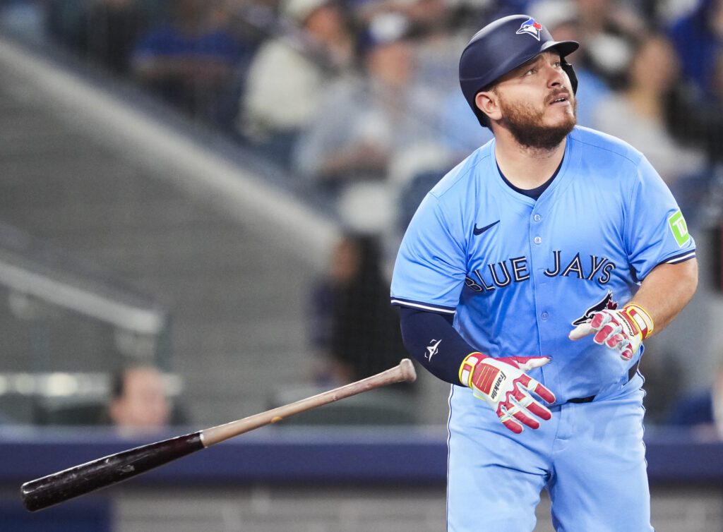 Alejandro Kirk de los Blue Jays conectando un jonrón en el juego.