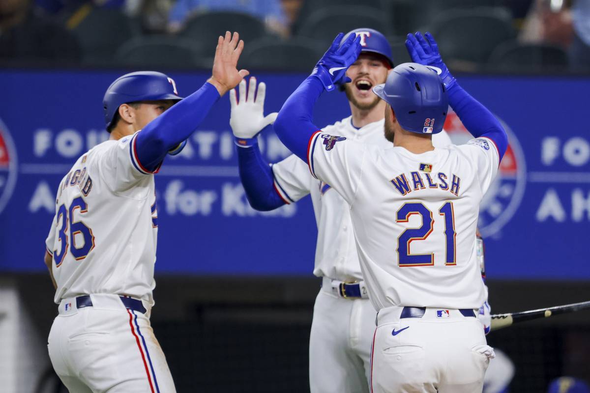 Rangers vapulean a los Astros en primera serie texana