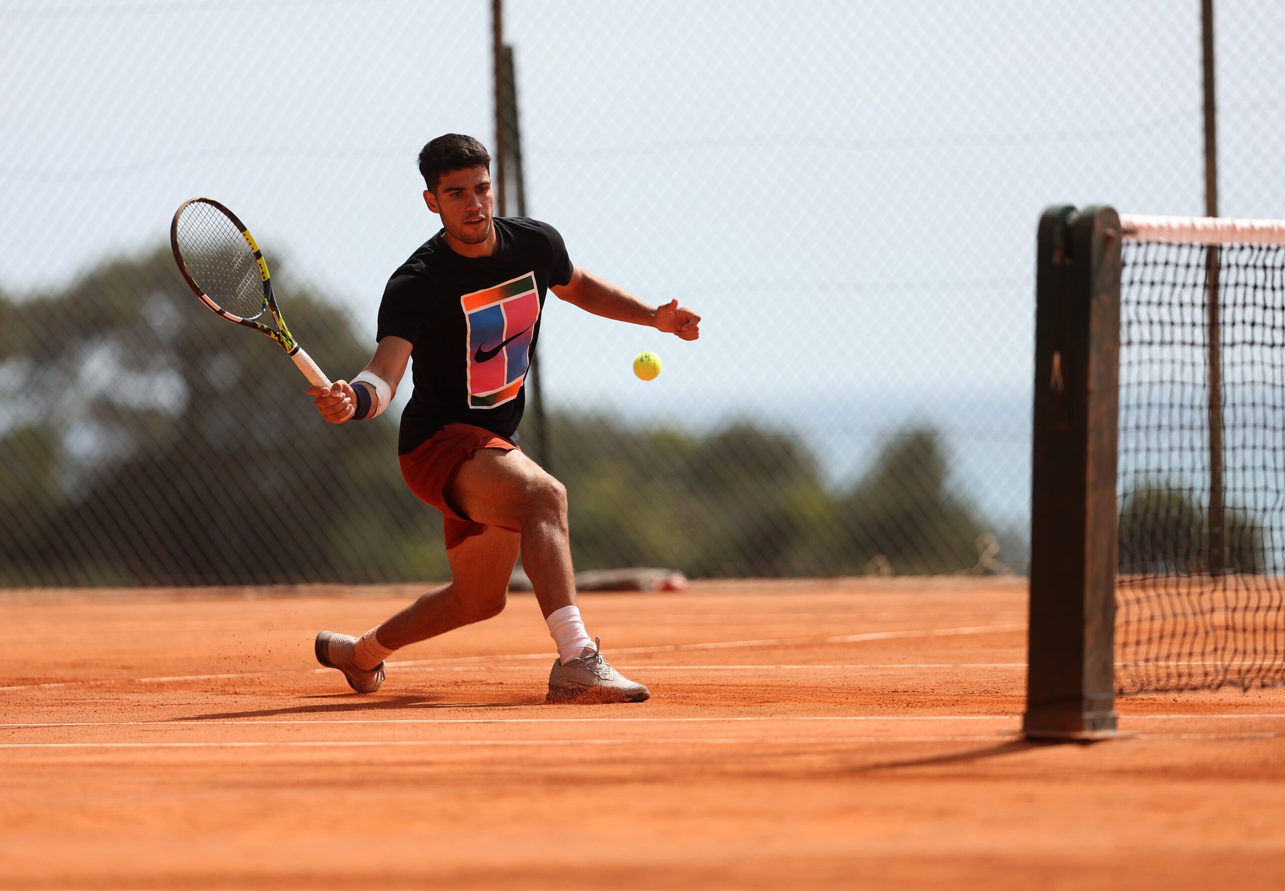 Carlos Alcaraz es baja en Barcelona y pone en duda su participación en Madrid