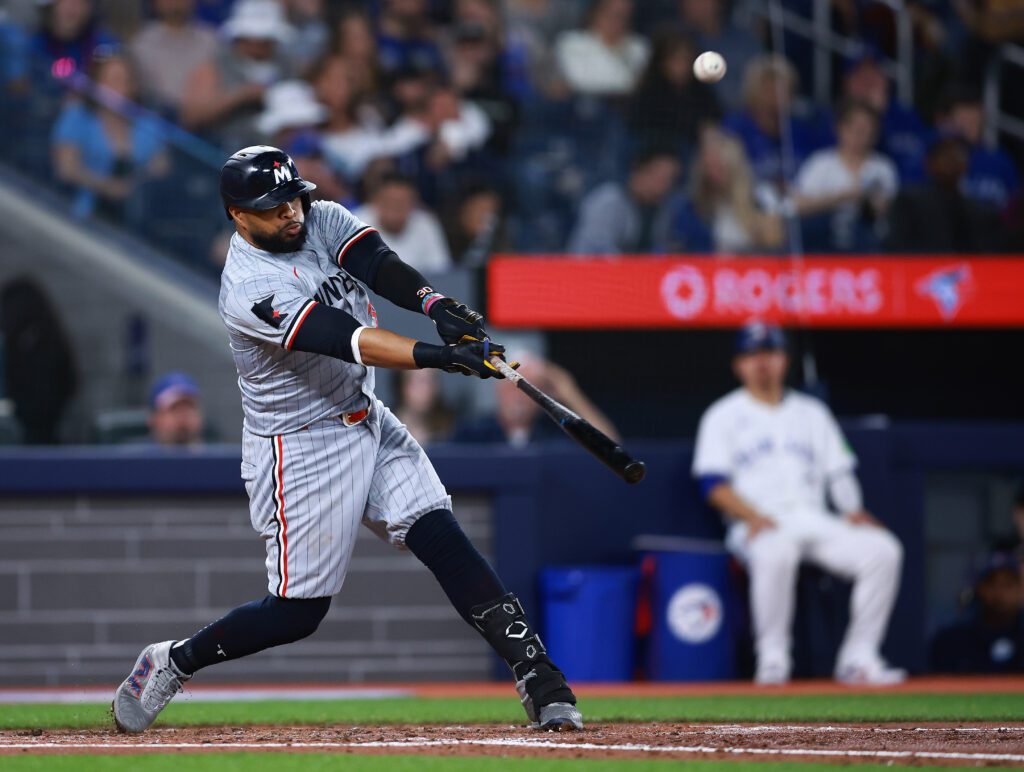 Carlos Santana de los Twins conectando un jonrón en el juego de MLB contra los Blue Jays.