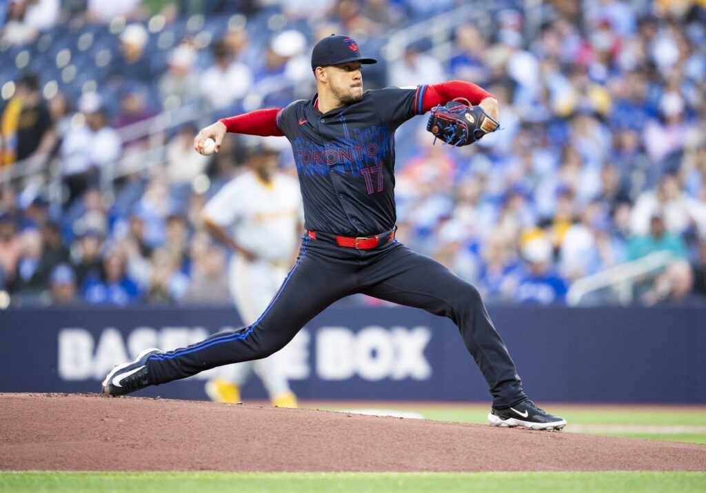 José Berríos de los Toronto Blue Jays haciendo un lanzamiento.