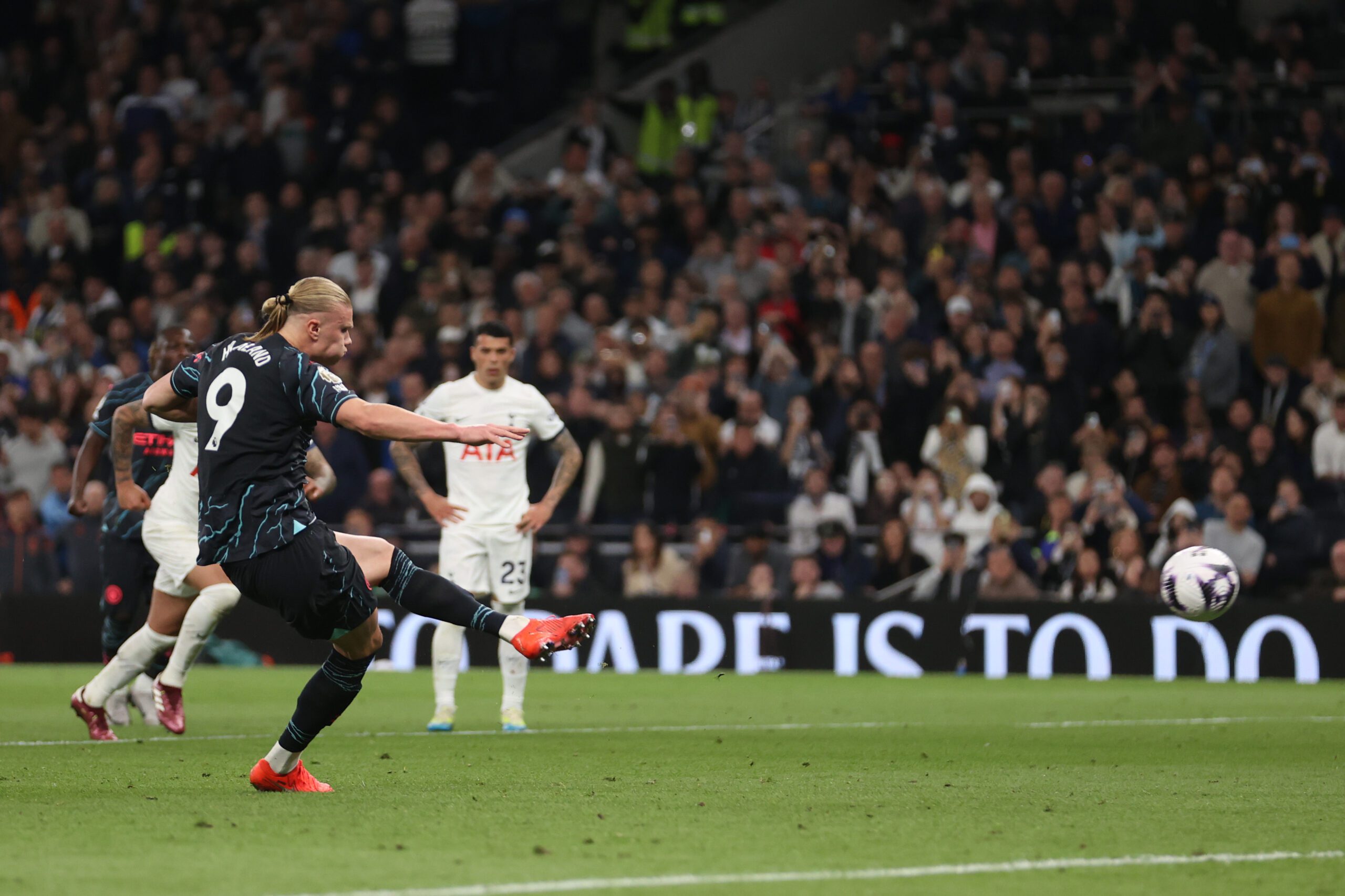 Doblete de Haaland acerca al Manchester City al título de Premier League