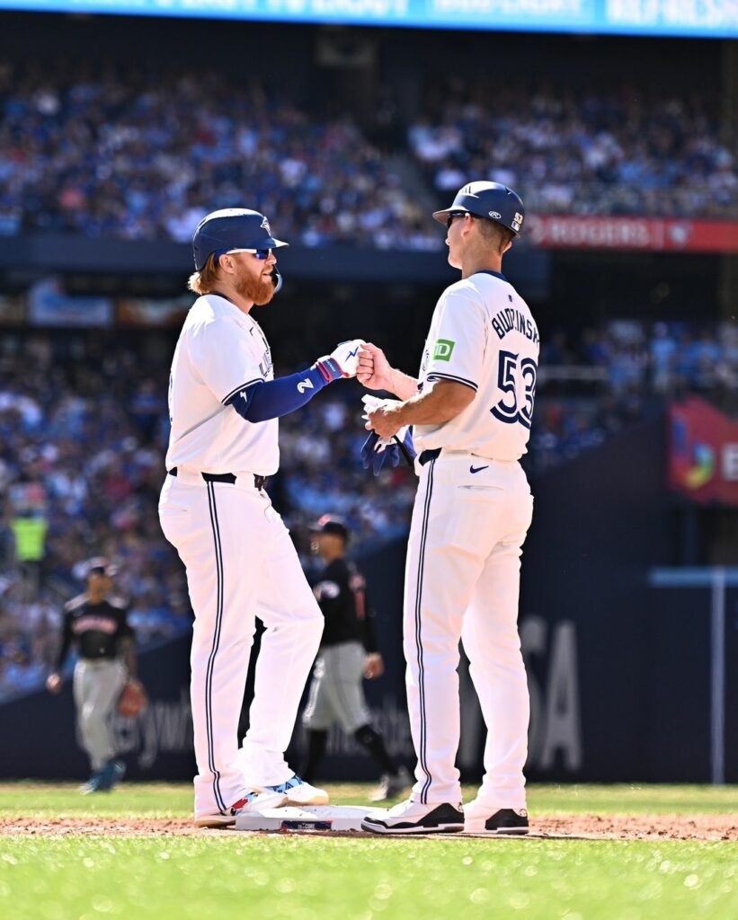 Justin Turner de los Blue Jays después de conectar un hit.