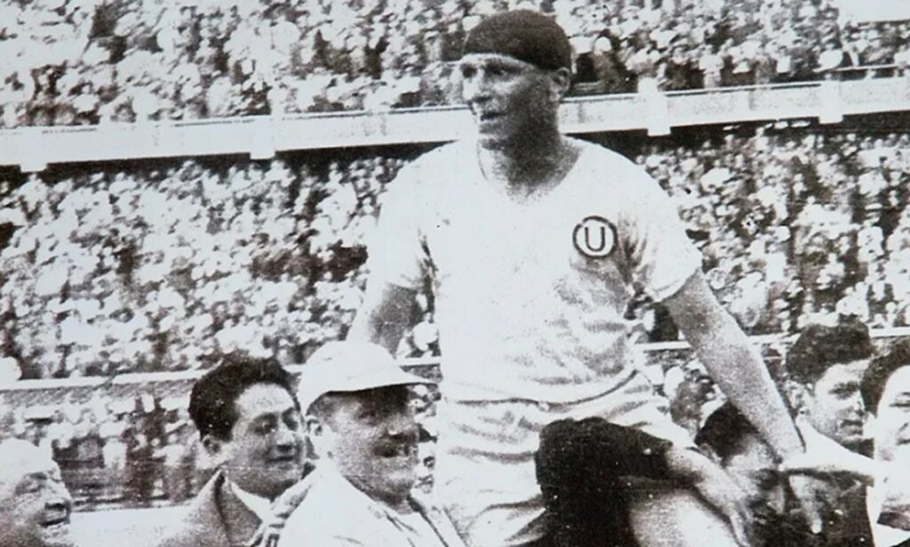 Teodoro "Lolo" Fernández con el uniforme de Universitario. 