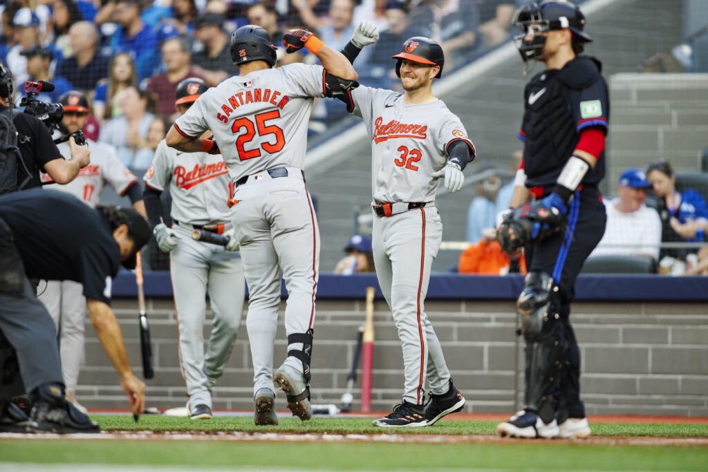 Anthony Santander de los Baltimore Orioles celebrando un jonrón con Ryan O'Hearn.