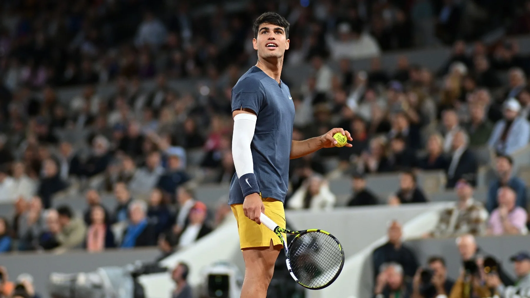 Carlos Alcaraz alcanza su primera final en Roland Garros tras derrotar a Sinner en el nuevo clásico del tenis 