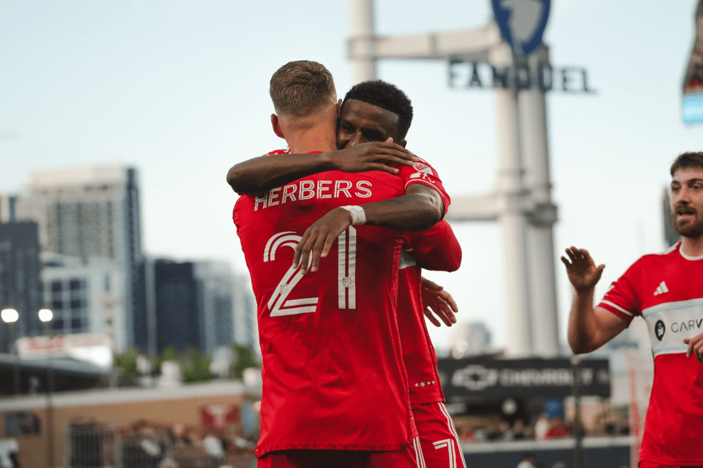 Haire-Selassie y Herbers celebrando el primer gol del Chicago Fire contra el Toronto FC.