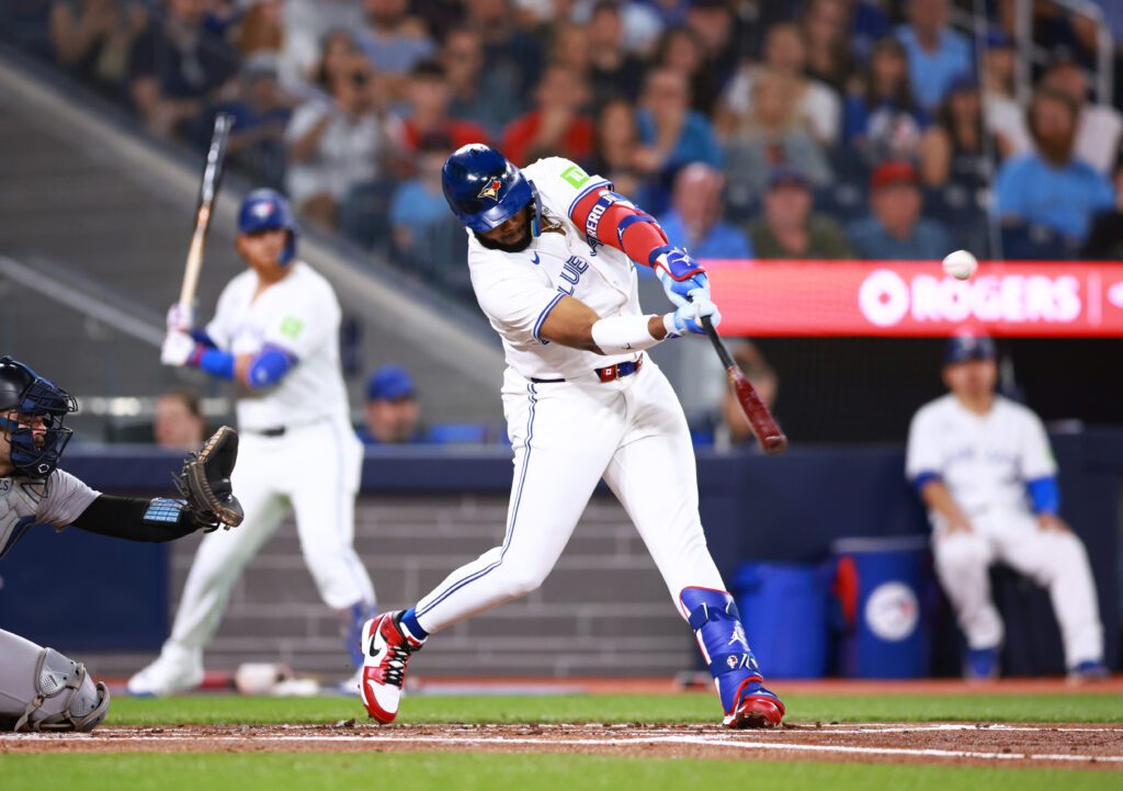 Vladimir Guerrero Jr. conectando un jonrón de dos carreras en el juego de los Blue Jays contra los Yankees. 