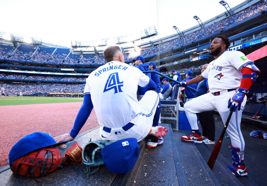 George Springer y Vladimir Guerrero Jr. antes del juego entre Blue Jays y Yankees.