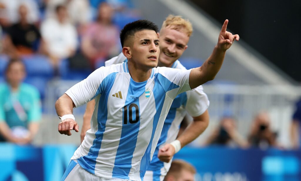 Almada marcó un golazo en la victoria argentina sobre Ucrania.