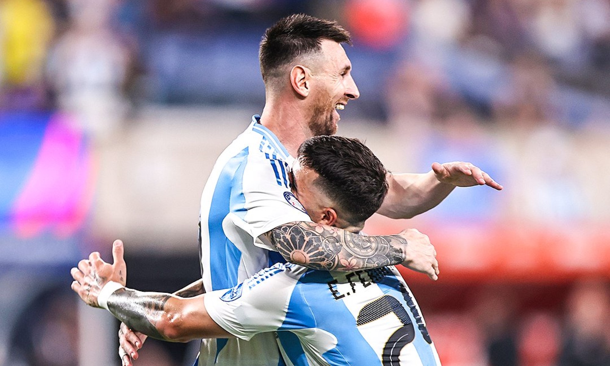 El festejo de Enzo Fernández con Lionel Messi.