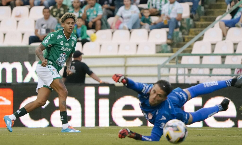 Jhonder Cádiz, delantero del Club León de México.