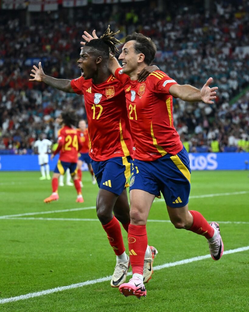 Nico Williams y Mikel Oyarzábal, autores de los goles de España en la final.