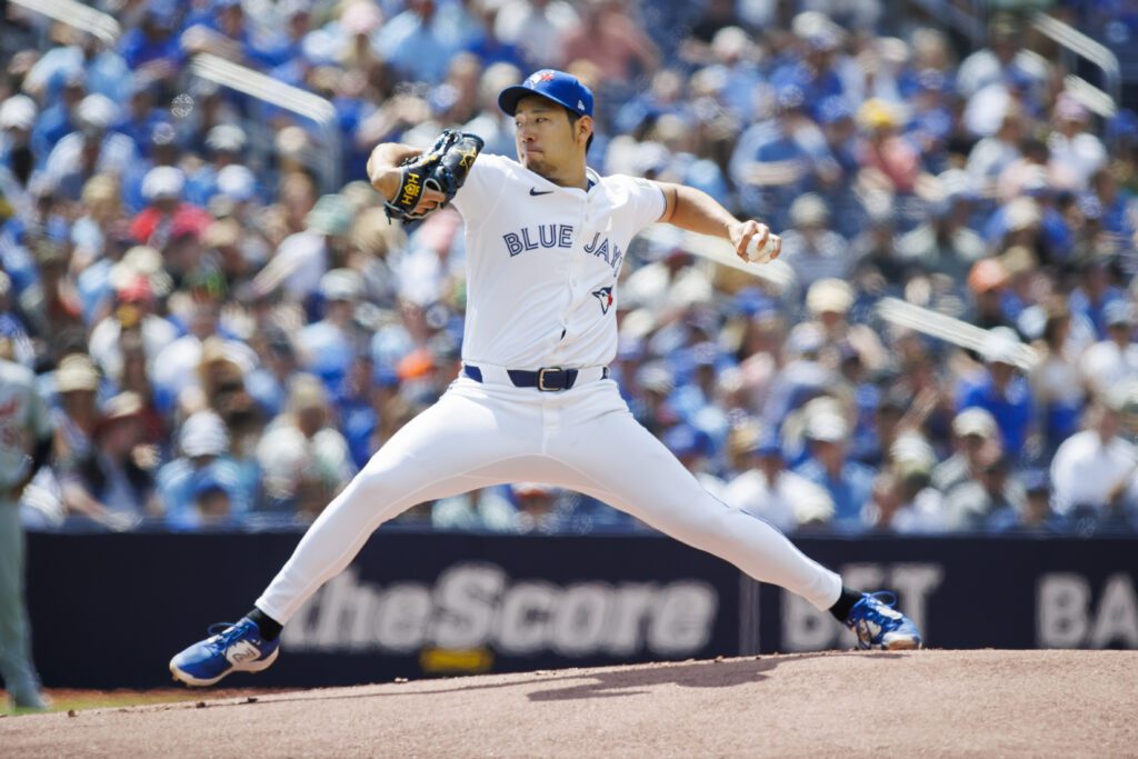 Yusei Kikuchi de los Toronto Blue Jays en el juego de MLB contra los Detroit Tigers.