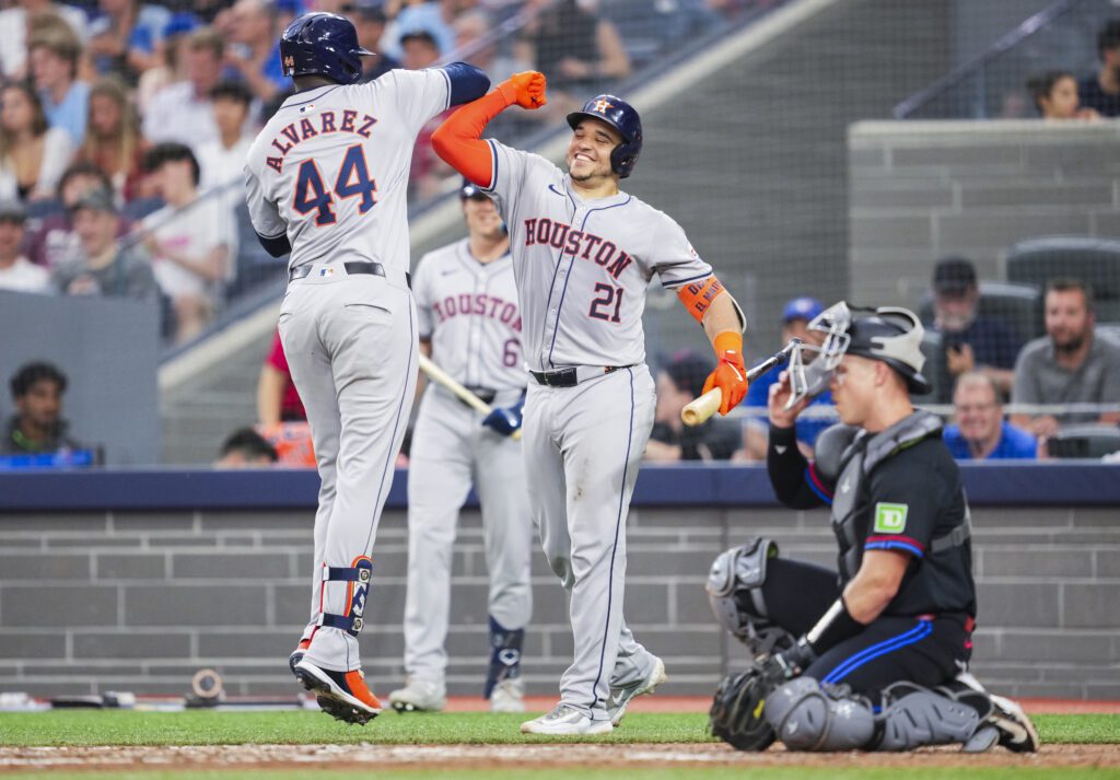 Yordan Álvarez celebrando con Yanier Díaz.