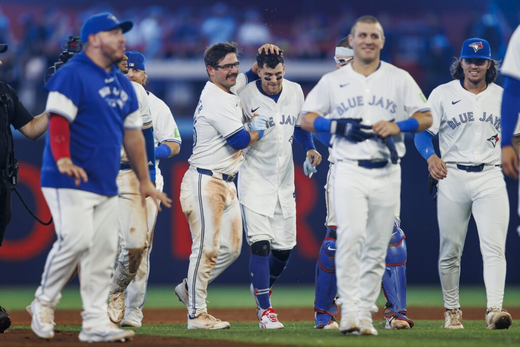 Ernie Clement luego de conectar el hit que le dio el triunfo a los Blue Jays sobre los Rangers en el posible último juego de Yusei Kikuchi.