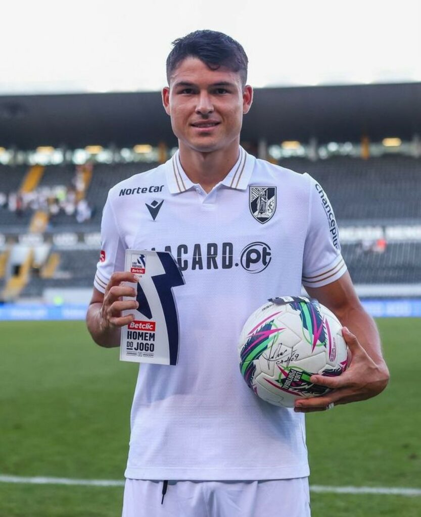 Jesús Ramírez con el premio MVP del partido.