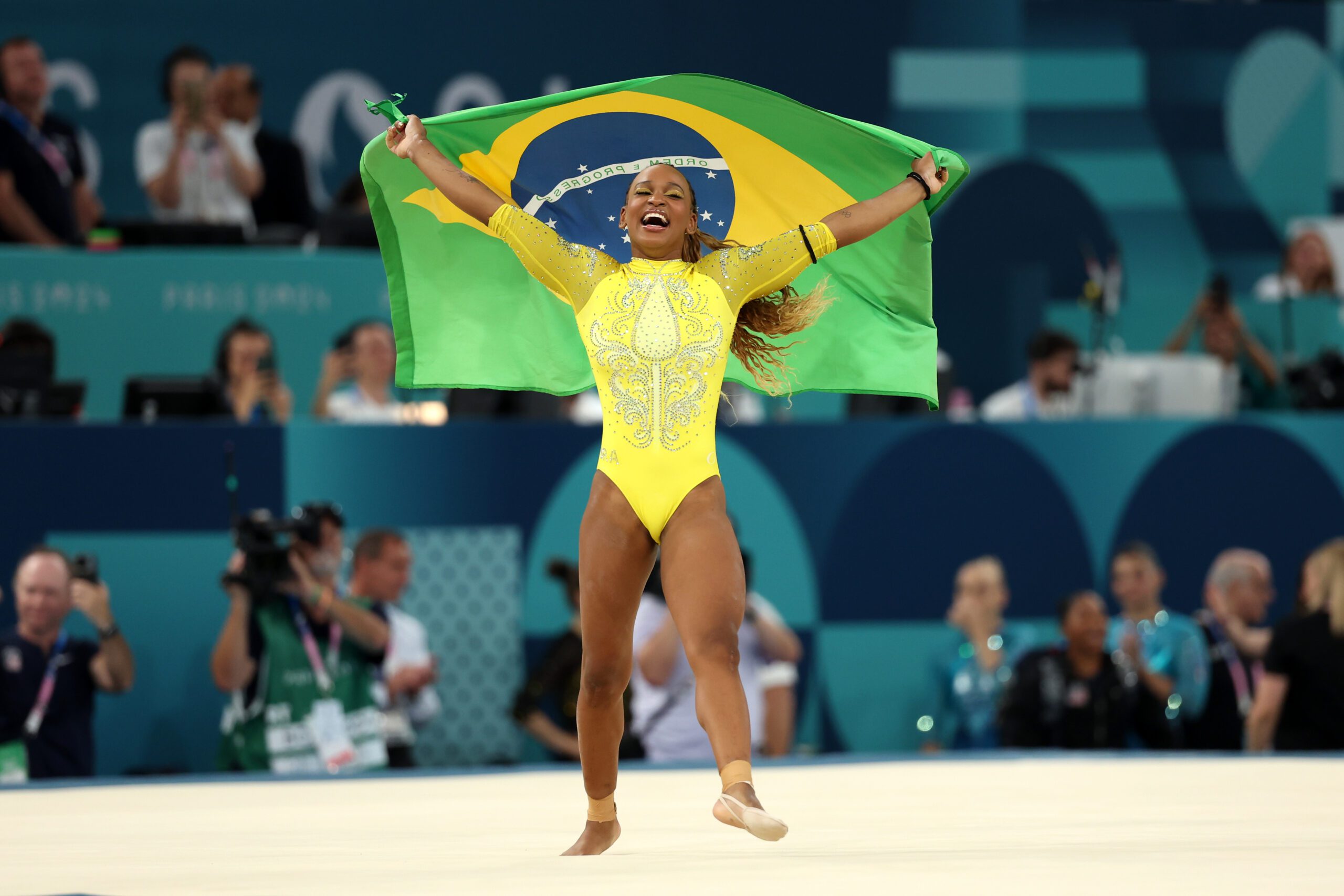 Quién es Rebeca Andrade, la atleta más condecorada de Brasil que desafió a Simone Biles