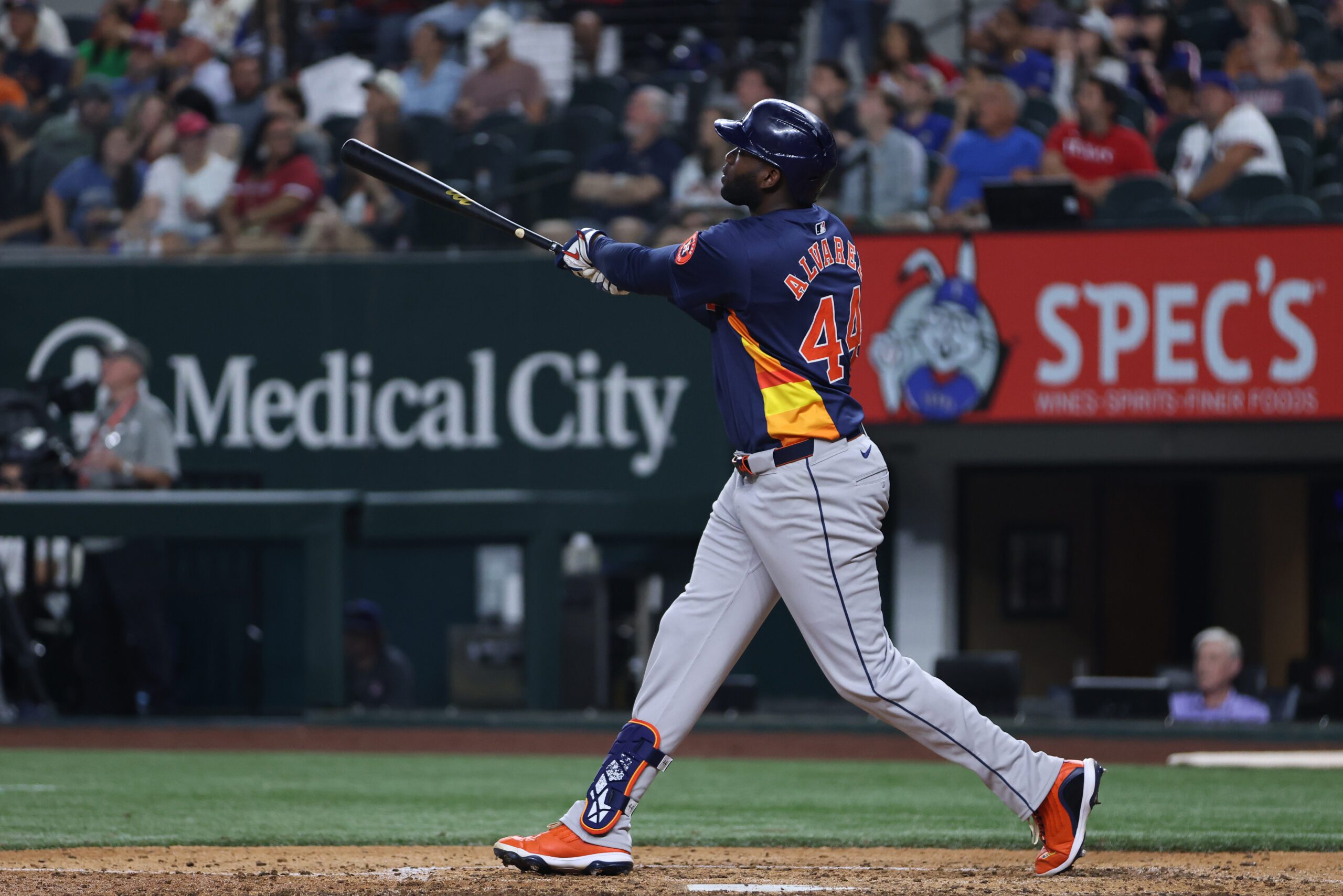 MLB: Yordan Álvarez logra récord tras pegar tres jonrones ante Phillies