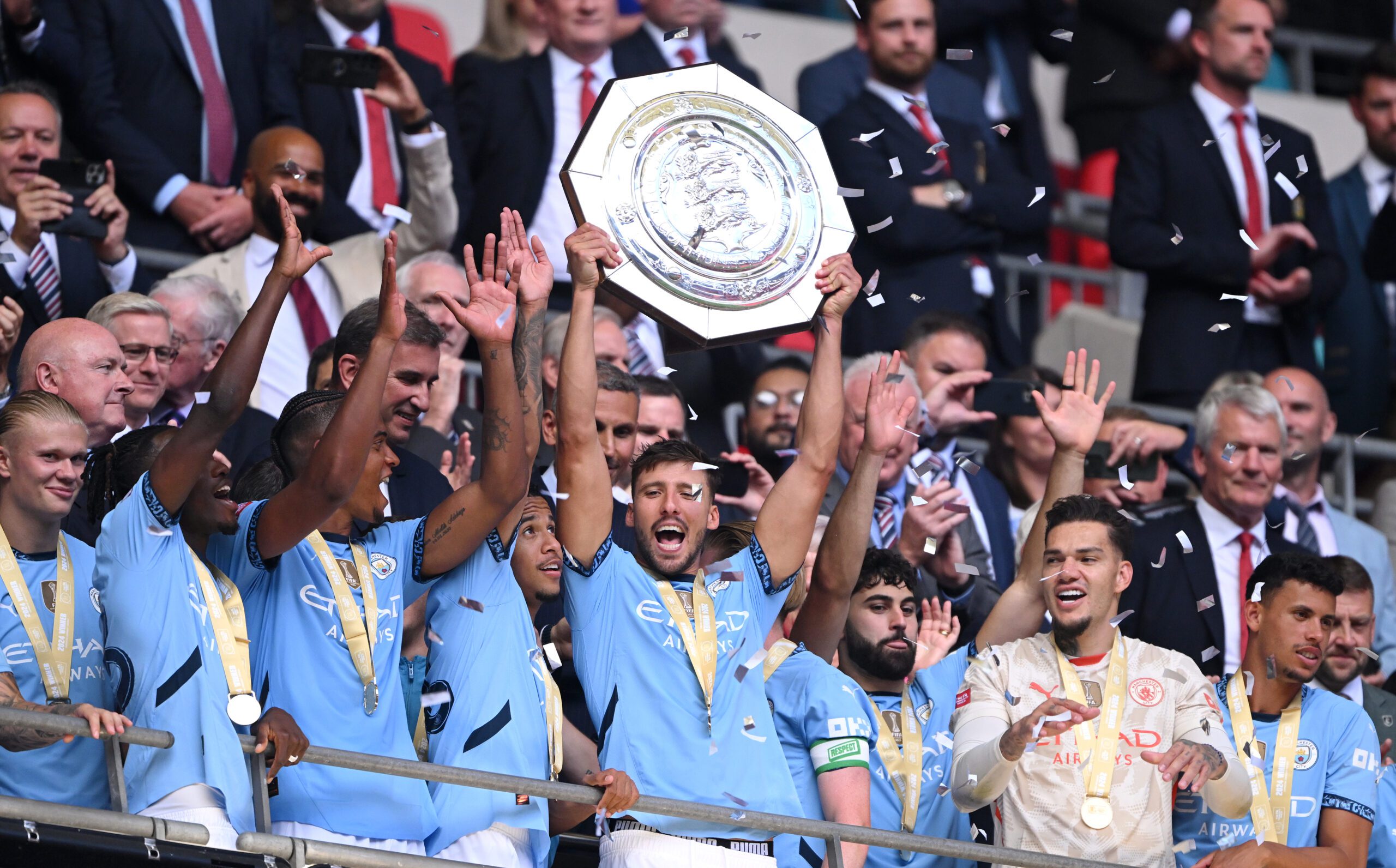 Guardiola rompe su «maldición» y gana con el Manchester City la Community Shield