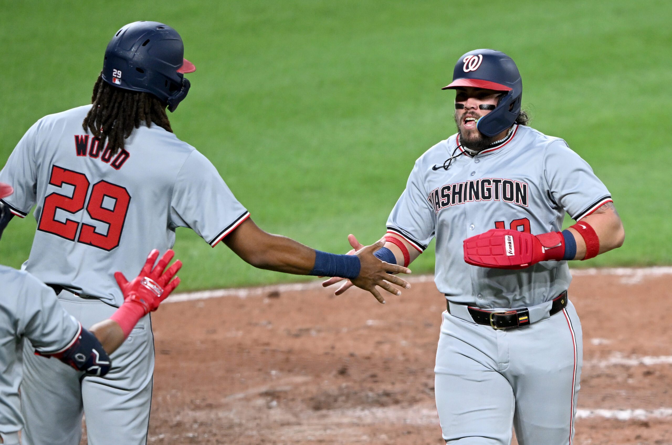 Andrés Chaparro pisa fuerte en su primer juego en MLB