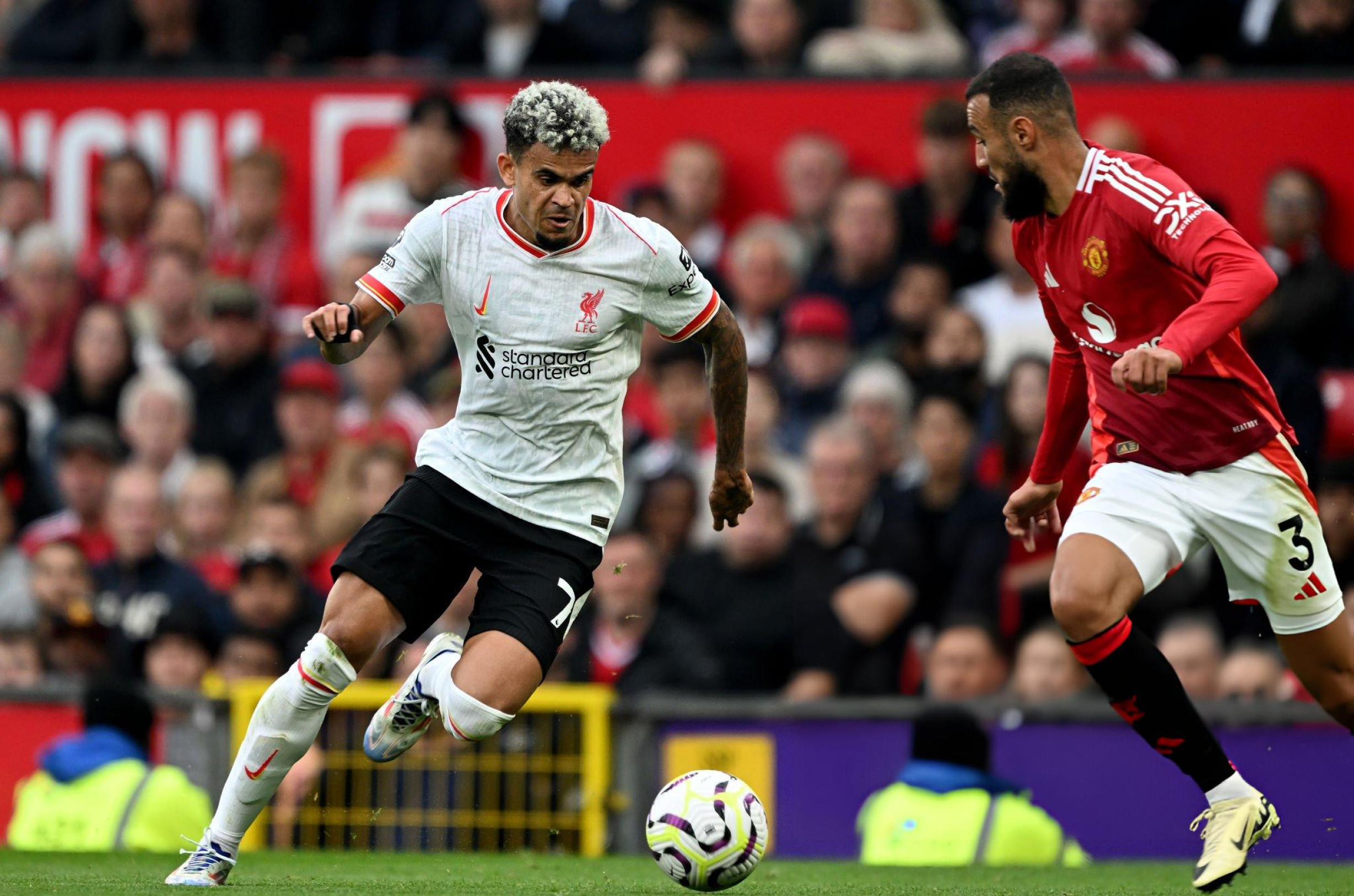 Díaz y Salah guiaron al Liverpool a triunfo sobre United